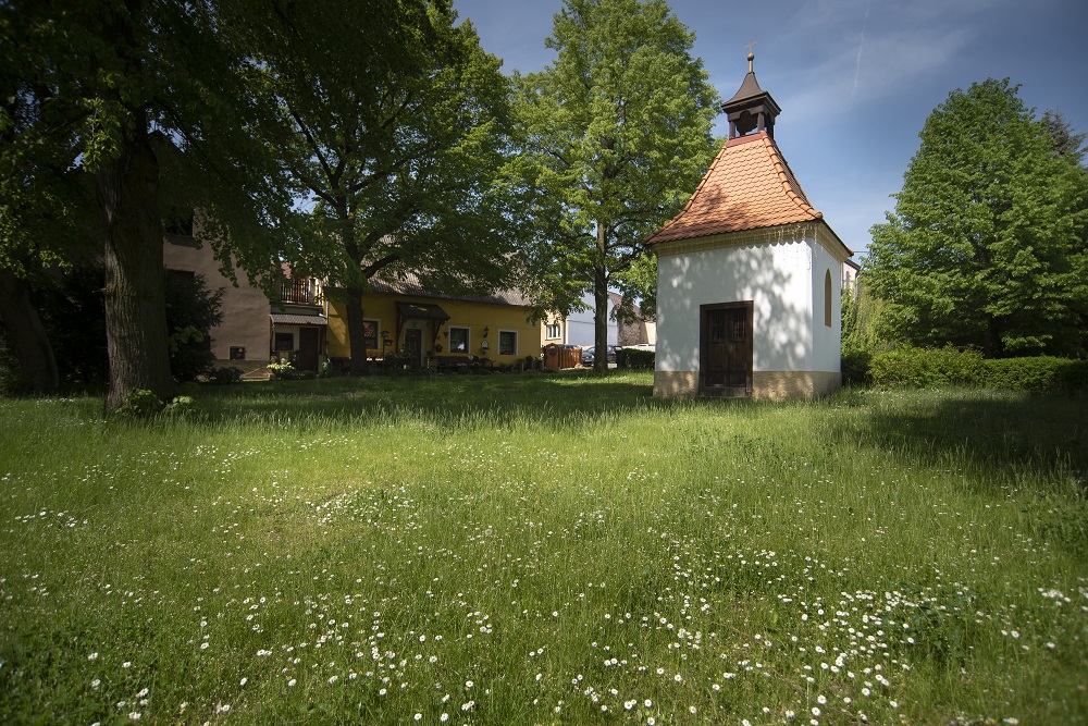 Nevřeňská náves s kapličkou